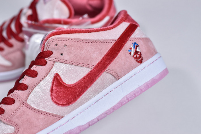 strangelove x nike sb dunk low sb ct2552-800